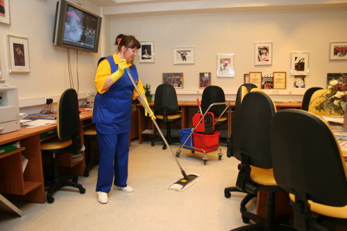 моет пол вечером