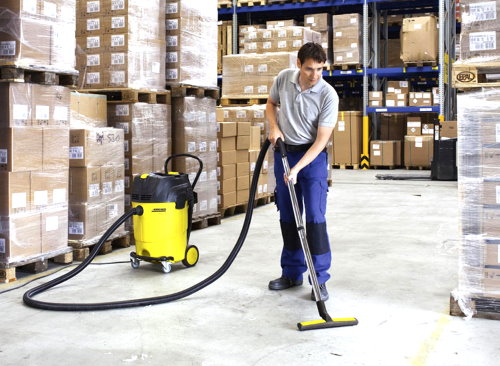 пылессосит склад